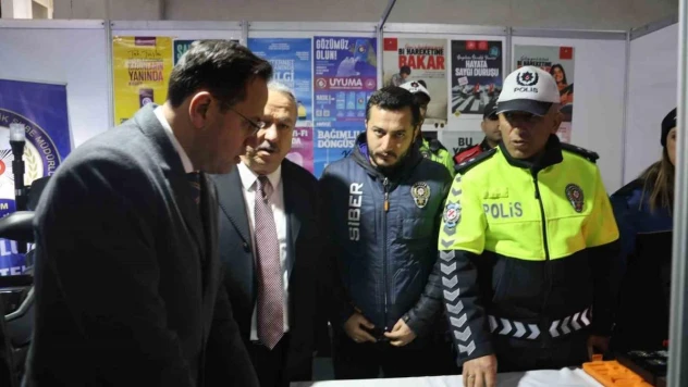 Polis standı ilgi odağı oldu