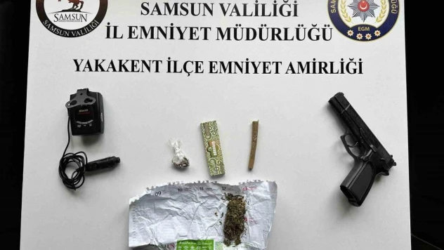 Polis şüpheli araçlarda radar tespit cihazı ve uyuşturucu ele geçirdi