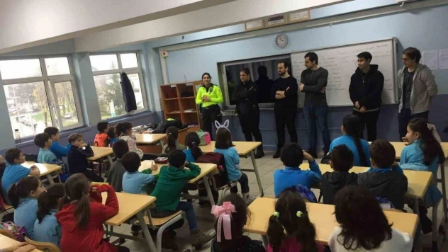 Polis vatandaşı bilgilendiriyor