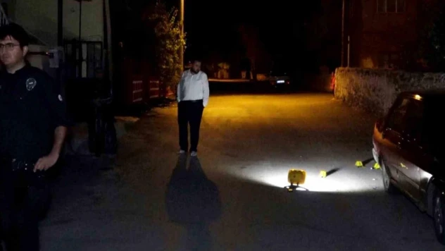 Polisin gazetecileri uzaklaştırdığı olay yerinde vatandaş elini kolunu salla sallaya gezdi