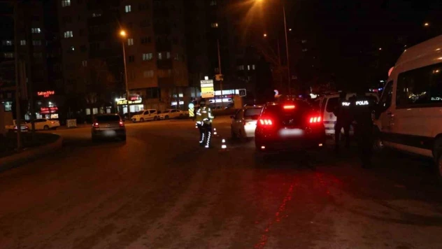 Polisin yaptığı uygulamada bin 140 şahıs sorguladı 282 araçta kontrol edildi