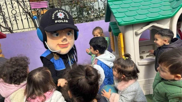 Polisten anaokulu öğrencilerine meslek tanıtımı