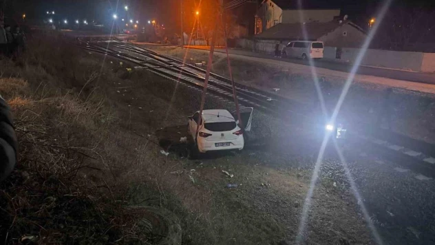 Polisten kaçarken demiryoluna uçtular: Otomobildeki 2 kişiye gözaltı