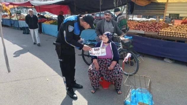 Polisten pazar esnafına ve vatandaşlara 'dolandırıcılık ve hırsızlık' uyarısı