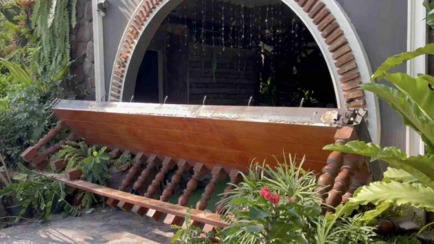 Poz verdikleri sırada balkon çöktü: 13 yaralı