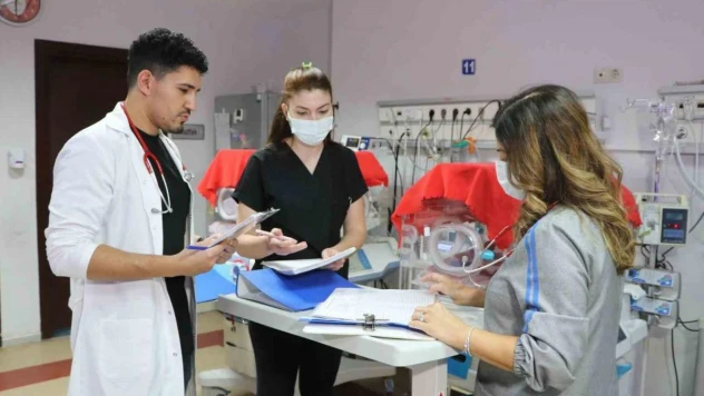 Prematüre doğduğu hastanede bebeklerin hayata tutunması için çalışıyor