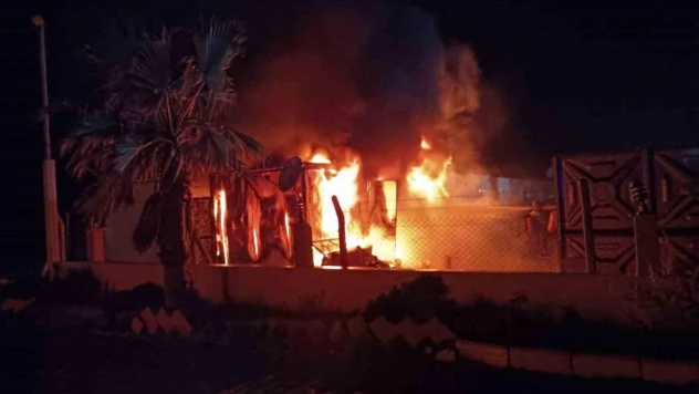 Prizde takılı unutulan elektrik sobası konteynırı küle çevirdi