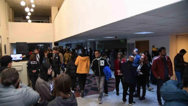 Pursaklar'da 'Siyahlı Kadın' tiyatro oyunu kapalı gişe oynandı