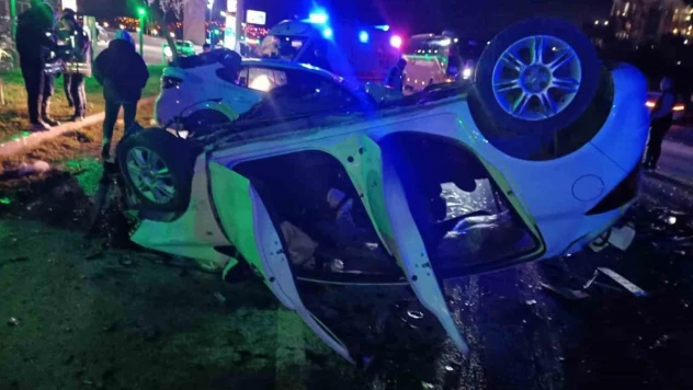 Refüjü aşan otomobil karşı şeritteki araca çarptı: 5 kişi yaralandı