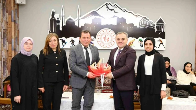 Rektör Altun, KYK Kocasinan Kız Öğrenci Yurdu Öğrencileri ile Bir Araya Geldi