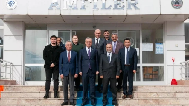 Rektör Levent Hukuk Fakültesi öğrencilerimizle bir araya geldi