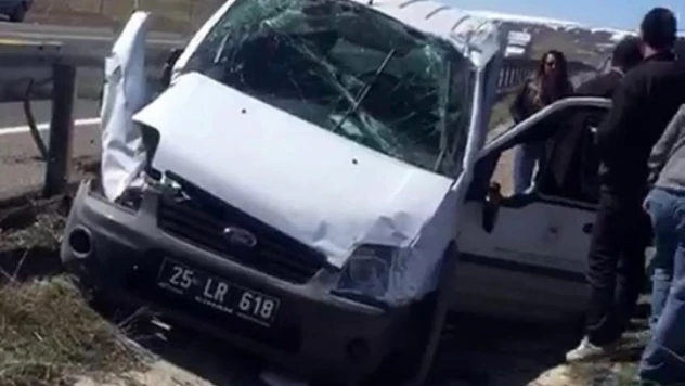 Resmi araç refüje uçtu