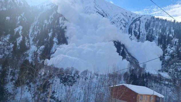 Rize'de çığ düşme anı cep telefonu kamerasına yansıdı