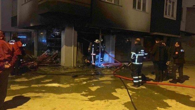 Rize'de iş yerinin deposunda yangın