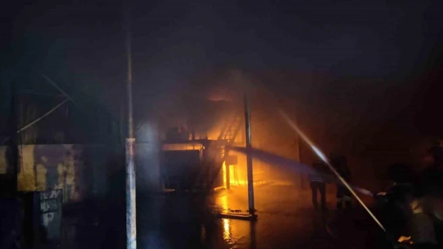 Rize'de mobilya fabrikasında yangın