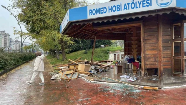 Rize'de otizmli öğrencilerin eğitim gördüğü ahşap hobi atölyesine çarpan araç hasara neden oldu