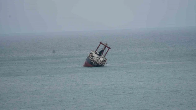 Romanya'dan Kastamonu'ya kadar sürüklenen yük gemisi, limana çekildi