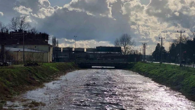 Sağanak yağış Babaeski'de derelerin su seviyesini yükseltti