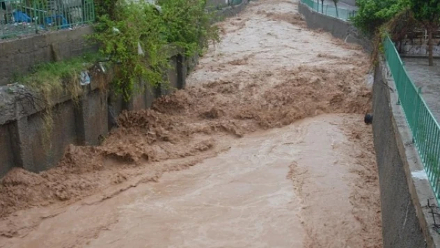 Sağanak yağış nedeniyle okullar tatil edildi