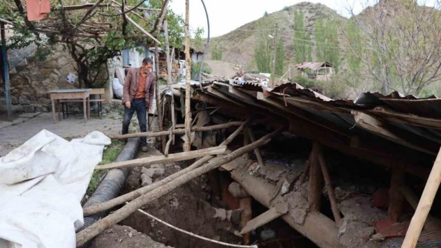Sağanak yağmur sonrası ahır ve samanlıkları çöktü