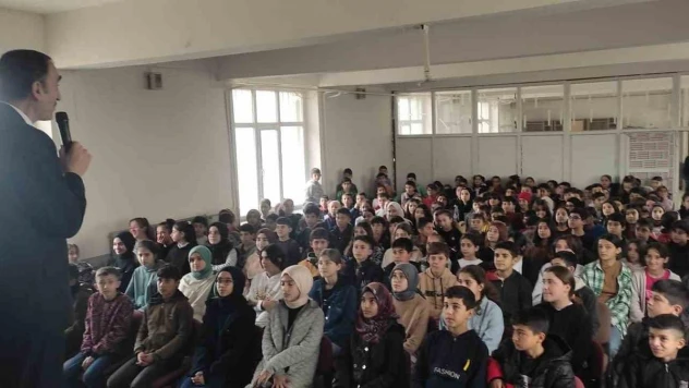 Sağlık çalışanlarından öğrencilere kitap desteği