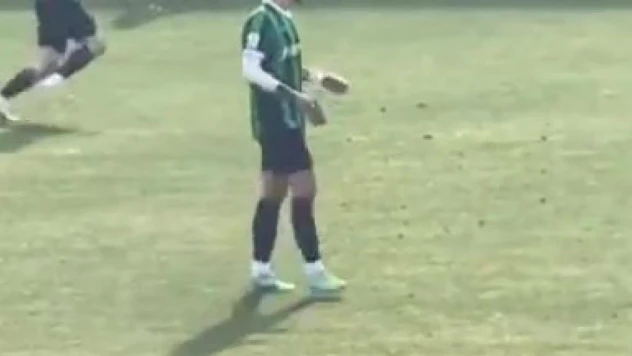 Sahadaki futbolcunun elindeki telefon sosyal medyada gündem oldu