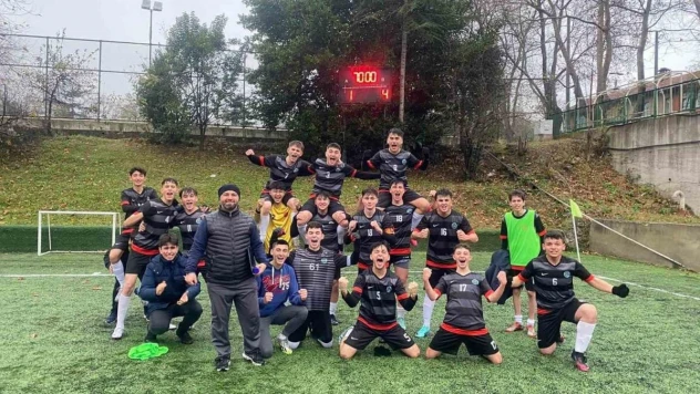 Sahaya yüzlerine kırmızı boya sürerek çıktılar