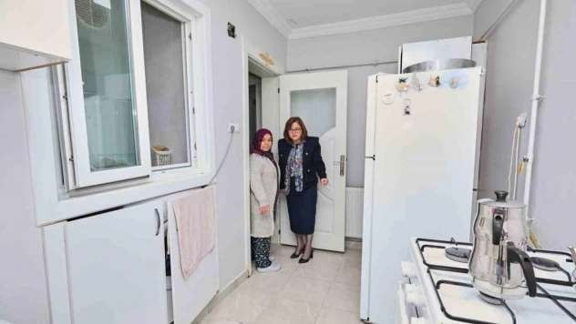 Şahin yağmurda evleri zarar gören vatandaşları ziyaret etti