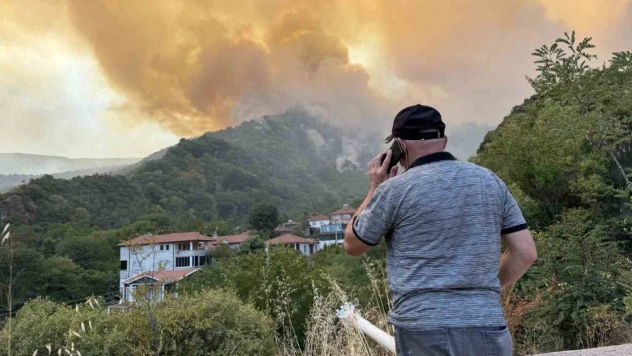 Sakarya'da alevlere müdahale sürüyor: Nuruosmaniye Mahallesi boşaltıldı