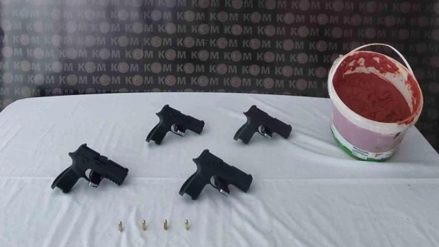 Salça kovasından silah çıktı