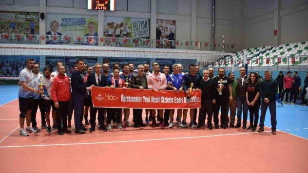 Salihli'de öğretmenler turnuvada ter döktü