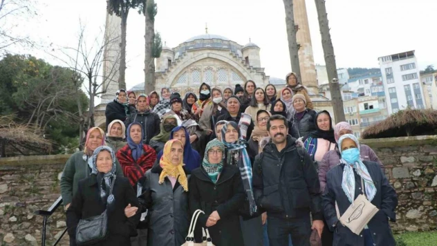 Salihlili kadınlar Manisa'nın tarihi yerlerini gezdi
