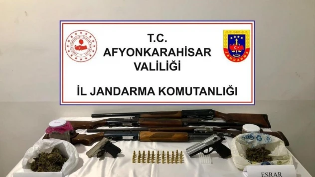 Saman balyaları arasına kavanoz içerisinde gizlenmiş esrarın bulunma anı jandarma kamerasında