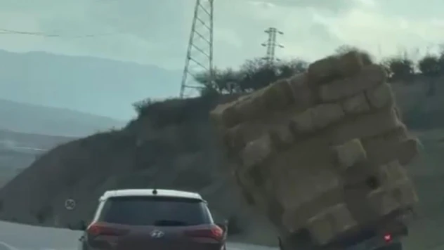 Saman yüklü kamyon devrildi, o anlar kameraya yansıdı