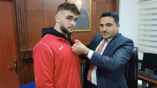 Şampiyon güreşçi Alperen Atar, memleketi Alaplı'da davul zurna ile karşılandı