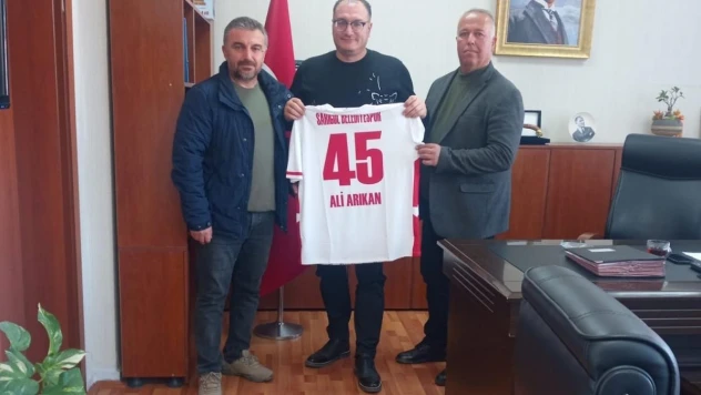 Şampiyon takımdan Sarıgöl Kaymakamı Arıkan'a hatıra forma