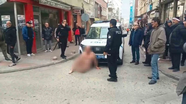 İlkadım'da şaşkına çeviren olay: Caddede çıplak yürüyen adam yakalandı