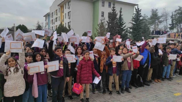 Şanlıurfa'da 747 bin öğrenci karne heyecanı yaşadı