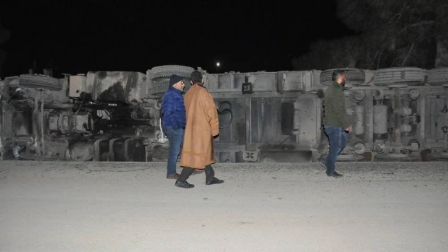 Şanlıurfa'da buğday yüklü tır devrildi: 1 yaralı