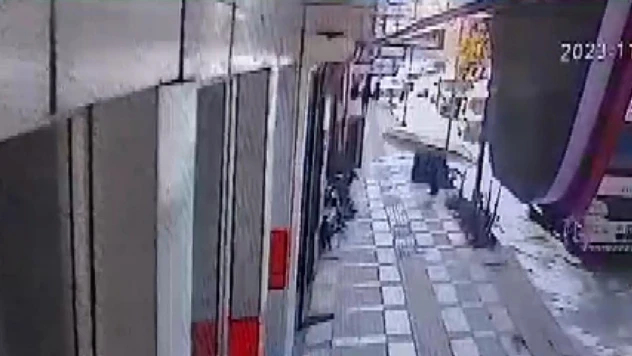 Şanlıurfa'da kamyonun çarptığı tabelanın altında kalan adam ölümden döndü