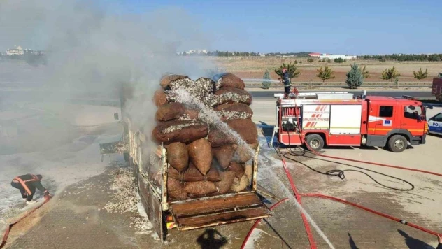 Şanlıurfa'da pamuk yüklü kamyon alev aldı