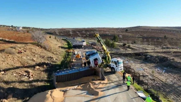 Şanlıurfa'da tırlar kafa kafaya çarpıştı: 2 ölü