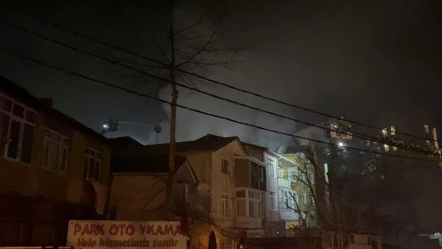 Sarıyer'de 3 katlı binanın çatısı alev aldı