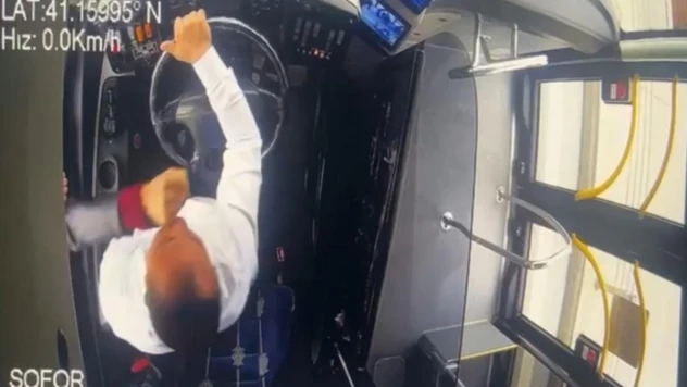 Sarıyer'de yayalardan İETT şoförüne 'yol vermedin' saldırısı kamerada: 'Plajda yürür gibi yürümeyin'