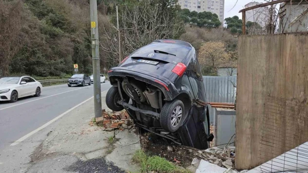 Sarıyer'de yoldan çıkan araç inşaat alanının duvarında asılı kaldı: O anlar kamerada