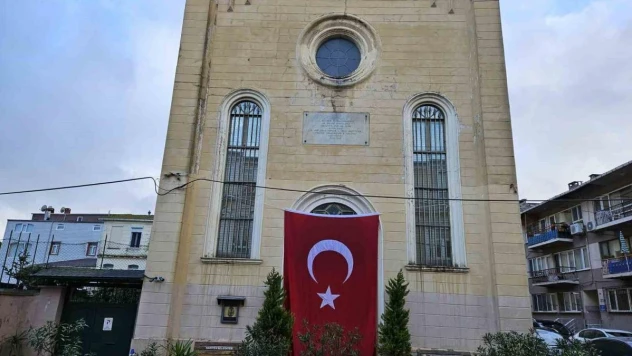 Sarıyer'deki saldırının düzenlendiği kiliseye Türk bayrağı asıldı