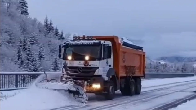 Şavşat-Ardahan karayolu Sahara Geçidi'nde ulaşım güçlükle sağlanıyor