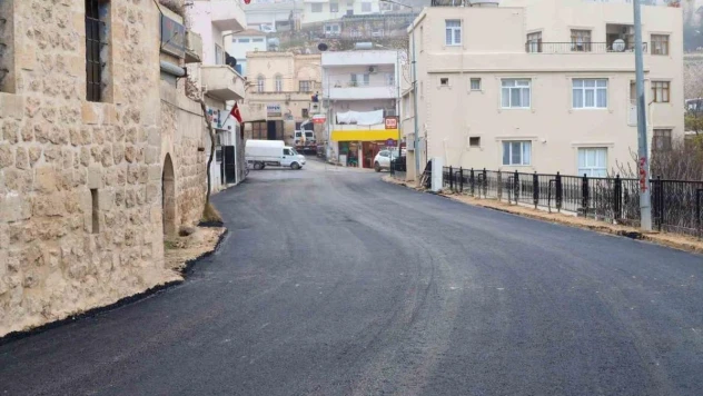 Savur'da yol asfaltlama çalışmaları devam ediyor