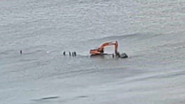 Sazlıdere Barajı'nda soktukları traktör akıntıya kapılarak suya saplandı