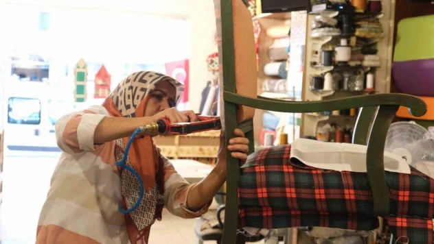Sedir imalatı yapan kadın girişimci tek başına hem üretiyor hem onarıyor